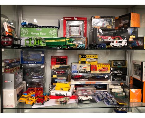 A COLLECTION OF BOXED AND LOOSE DIE CAST TOYS BY CORGI, VANGUARDS. IXO, SNAP-ON AND OTHERS