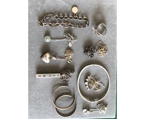 TWO SWAROVSKI PENDANTS AND A COLLECTION OF SILVER JEWELLERY TO INCLUDE A SILVER INGOT, STONE SET BANGLE, LINKS OF LONDON BRAC