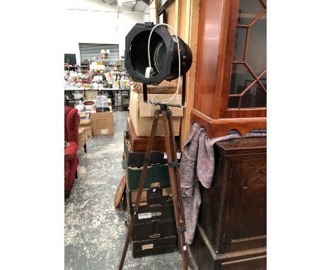 A TRIPOD SPOTLIGHT LAMP.