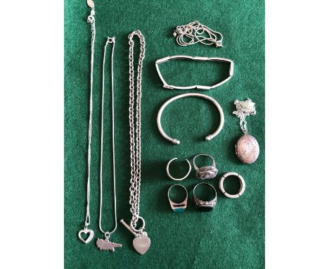 A SELECTION OF SILVER JEWELLERY TO INCLUDE A TORQUE BANGLE, LOCKET AND CHAIN, DOUBLE HEART TAG AND T-BAR BECHER NECKLACE, GEN