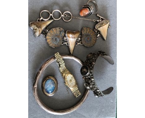 SILVER JEWELLERY TO INCLUDE A SIAM SILVER CUFF BANGLE, A VINTAGE ARM BANGLE,A CABOCHON RING AND BROOCH, A FOSSIL STYLE MOUNTE