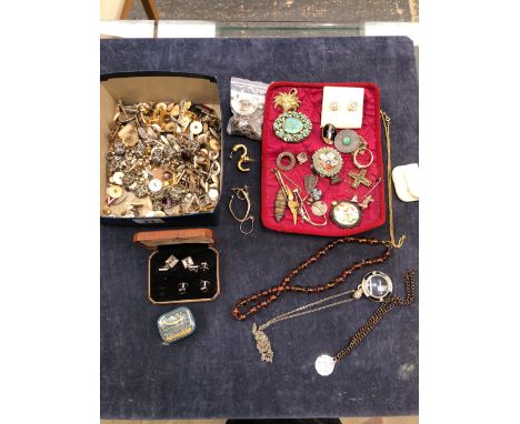 A LARGE COLLECTION OF VINTAGE CUFFLINKS, TOGETHER WITH A COLLECTION OF VINTAGE COSTUME JEWELLERY TO INCLUDE A MICRO MOSAIC BR