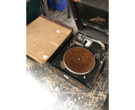 A DECCA CRESCENDO WIND UP GRAMOPHONE TOGETHER WITH 78RPM RECORDS