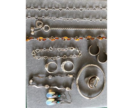 A COLLECTION OF VARIOUS SILVER JEWELLERY TO INCLUDE AN AMBER BRACELET, A PAIR OF DROP MOONSTONE TYPE EARRINGS, HEART NECKLACE