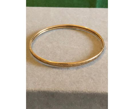 A CONTINUOUS ENGRAVED VINTAGE BANGLE UNHALLMARKED, ASSESSED AS 9ct GOLD. WEIGHT 3.90grms