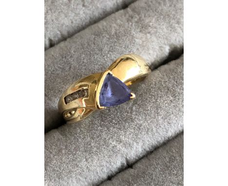 A TRILLION CUT TANZANITE AND DIAMOND RING. THE SHANK STAMPED 14K, ASSESSED AS 14ct GOLD. FINGER SIZE M 1/2. WEIGHT 3.60grms. 