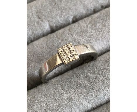 A 9ct HALLMARKED WHITE GOLD AND DIAMOND RING. THE CENTRAL DIAMOND PANEL SET WITH 12 ROUNF BRILLIANT CUT DIAMONDS. FINGER SIZE