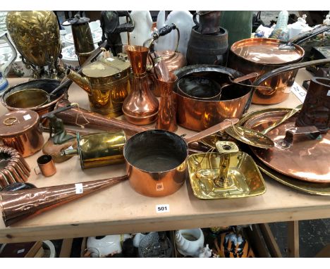VICTORIAN AND LATER COPPER AND BRASSWARES TO INCLUDE SAUCEPANS, KETTKE, LAMP BASE, SPIT JACK, POWDER FLASK, HORNS, A MINERS L