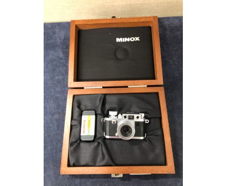 A RARE MINOX LEICA IIIf TYPE MINIATURE CAMERA IN PRESENTATION CASE.