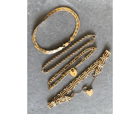 FOUR 9ct HALLMARKED GOLD BRACELETS TO INCLUDE A FOUR BAR GATE, ROPE, TWO COLOUR FLAT WOVEN, AND A FIGARO WITH PADLOCK. GROSS 