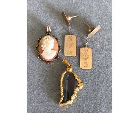 A PAIR OF 9ct HALLMARKED GOLD INGOT ARTICULATED EARRINGS TOGETHER WITH A PORTRAIT CAMEO PENDANT IN AN UNMARKED MOUNT ASSESSED