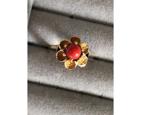 A VINTAGE 9ct HALLMARKED GOLD CORAL FLORAL RING. FINGER SIZE M 1/2. WEIGHT 3.31grms.