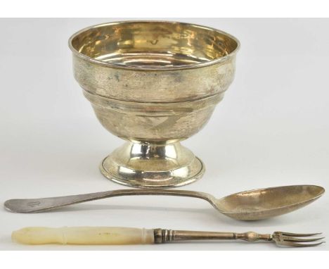 An Edward VII hallmarked silver sugar bowl, Birmingham 1909, diameter 9cm, height 7cm, an Edward VII hallmarked silver teaspo