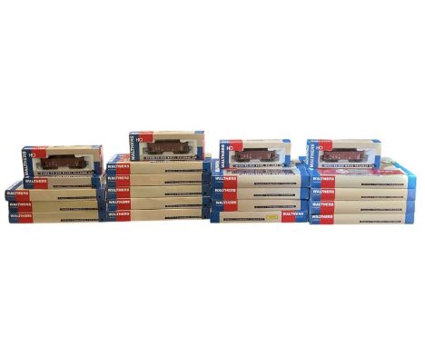 WALTHERS; a collection of twenty boxed 'Ready-to-Run' HO gauge railroad cars, including 'Pullman Standard 60 Auto Boxcar-Sing