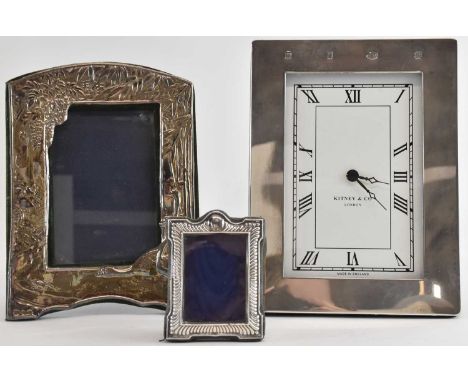 KITNEY &amp; CO (GORDAN &amp; CHRISTOPHER KITNEY); a modern hallmarked silver framed easel back timepiece, London 2001, 20 x 