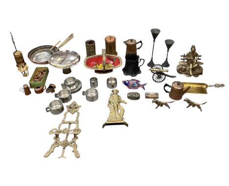 A quantity of assorted metalware, including a graduated set of three copper pans, largest diameter 22.5cm, smallest diameter 