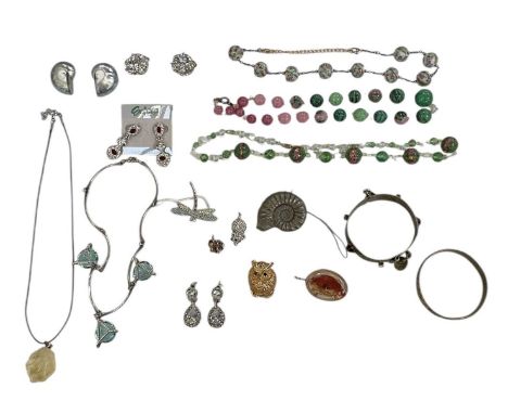 A small quantity of assorted costume jewellery including two bangles, an ammonite effect brooch, glass pendant, yellow metal 