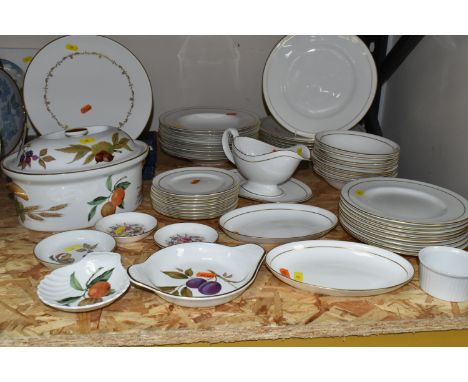 A COLLECTION OF ROYAL WORCESTER TABLEWARE, comprising eight dinner plates, eight salad plates, eight biscuit plates, eight so