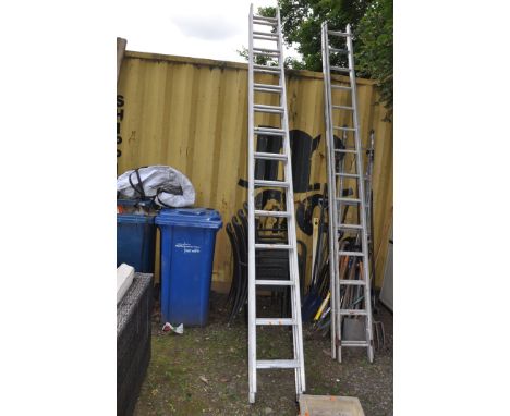 AN ALUMINIUM DOUBLE EXTENSION LADDER with 14 rungs to each 400cm length