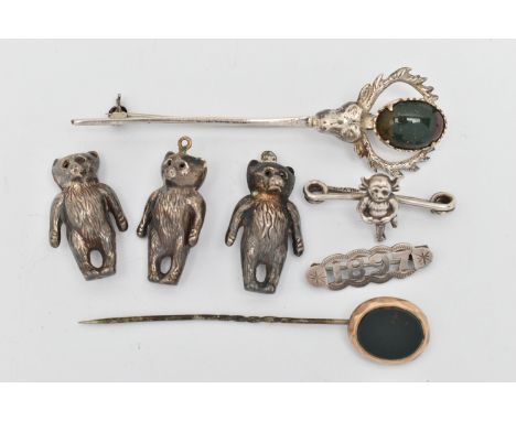 A SMALL BAG OF JEWELLERY, to include three silver teddy bear charms, each hallmarked Birmingham, a gold plated bloodstone set