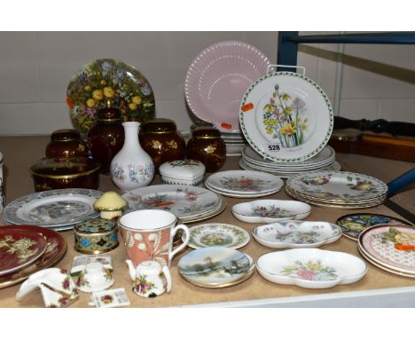 A GROUP OF CERAMICS, to include four Carlton Ware Rouge Royale covered vases/ginger jars and a covered pot, height of tallest