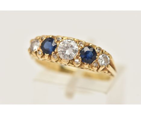 AN 18CT GOLD DIAMOND AND SAPPHIRE RING, set with three graduating round brilliant cut diamonds, measuring from approximately 
