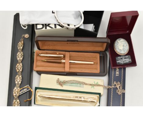 ASSORTED ITEMS, to include a boxed 'Parker' fountain pen, a boxed rolled gold engine turned pattern 'Life-Long' propelling pe
