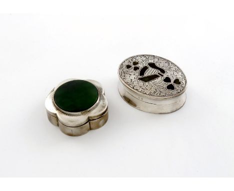 An Edwardian silver and green hard stone snuff box, by Joseph Cook and Sons, Birmingham 1904, oval form, the hinged cover inl