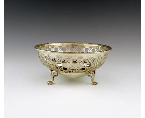 An Edwardian silver bowl, by R. Jays, Birmingham 1908, circular pierced form, leaf border, on three bifurcated scroll legs te