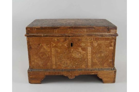 Sehr üppig intarsierte Deckeltruhe mit Innenfach, rest.-bed