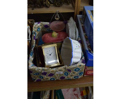 BOX OF MIXED ITEMS TO INCLUDE A MODERN BRASS CASED CARRIAGE CLOCK WITH QUARTZ MOVEMENT