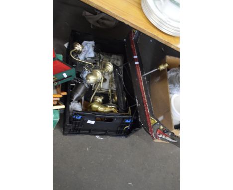 BOX OF VARIOUS ITEMS TO INCLUDE LARGE BOAT FORMED TABLE LAMP, BRASS CEILING LIGHT FITTINGS, MODEL HORSE ETC
