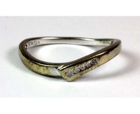 A 9ct white gold (hallmarked 375) diamond set ring (K).
