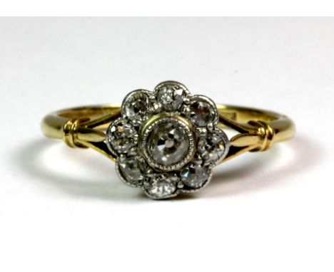 An Edwardian 18ct yellow gold diamond set flower cluster ring (K).