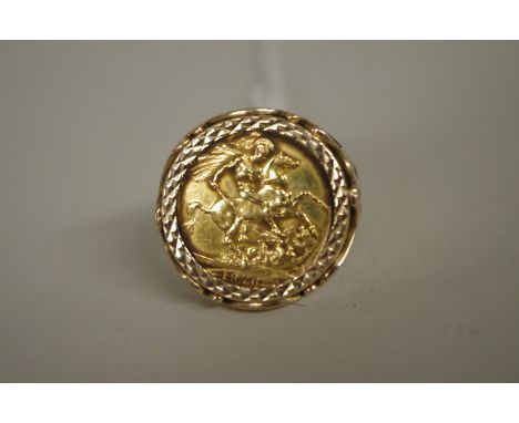 An Elizabeth II 1976 gold sovereign in a 9ct gold ring mount, 14.4g all in. 