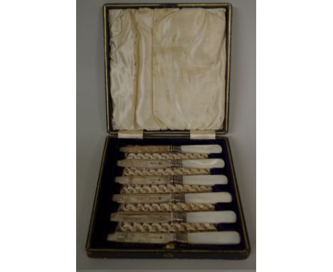 A cased set of silver mother of pearl handled fruit knives,&nbsp;by Francis Howard Ltd,&nbsp;Sheffield 1906. 