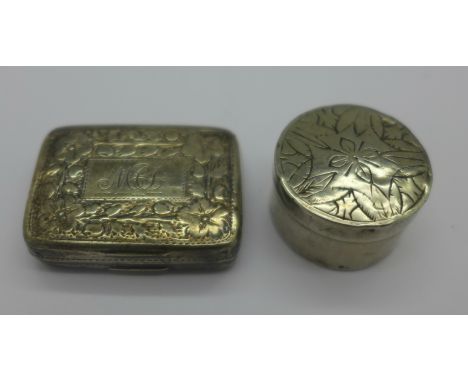 An early 18th Century patch box and silver vinaigrette