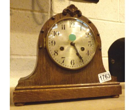 Oak cased chiming mantle clock 