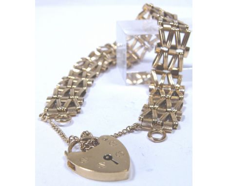 9 ct gold gate bracelet with padlock clasp, 14.7g 