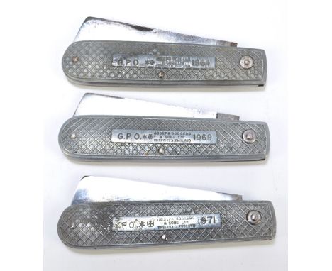 Three General Post Office folding knives with impressed checkered pattern to the steel bodies, each with impressed year; 1964