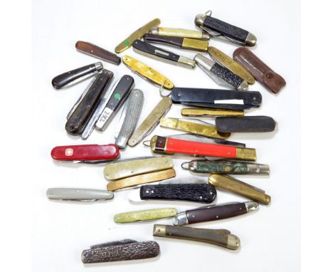 A collection of thirty-one various pen knives including a single bladed marble effect bodied example by Richards of Sheffield