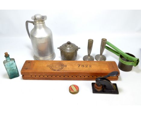 A small collectors lot to include a wooden cigar mould marked for Perlu-Vorm Helmand Holland and numbered 7822, length 56cm, 