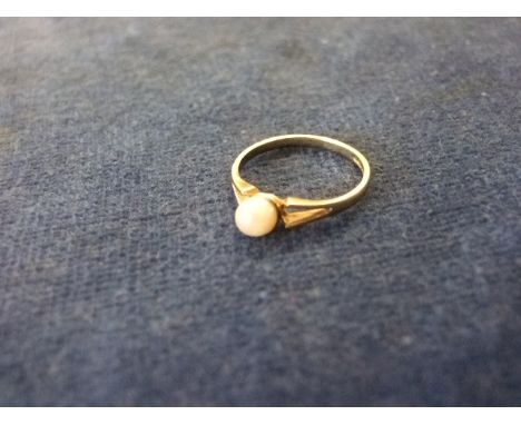 9CT GOLD RING MARKED 375 WITH SINGLE PEARL