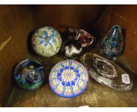 7 GLASS PAPERWEIGHTS TO INCLUDE 2 CAITHNESS AND ONE LANGHAM