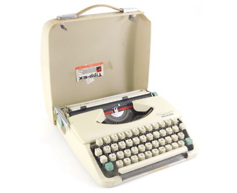 A cased Olympia Splendid 33 vintage typewriter, 31cm wide.