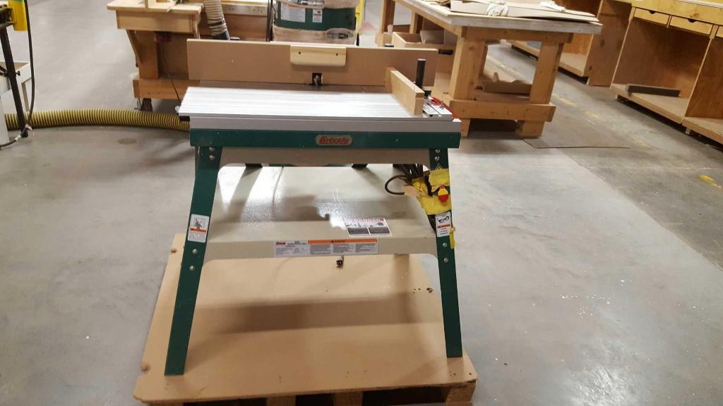 Grizzly G0528 router table with Milwaukee router