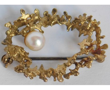 Brosche. Gold gestempelt 585 mit Perle.5,07 Gramm Gesamtgewicht. Jugendstil. Zustand, Größe und Gewicht siehe Fotos. Versand 