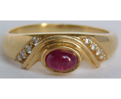 Ring Gold gestempelt 750 mit Rubin Cabochon und Diamanten.5,68 Gramm Gesamtgewicht. Rubin Cabochon und kleine Diamanten. Zust