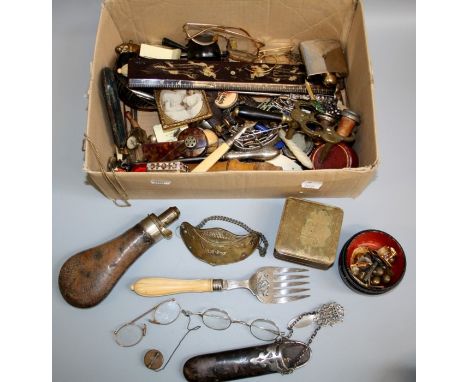 A mixed lot of collectors items including cork bottle stoppers, Victorian fish servers, horn spoon, brass pig vesta, gilt rim