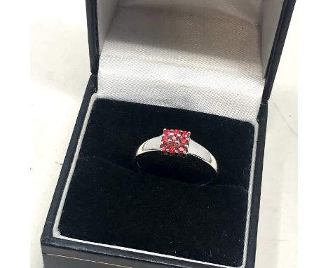 9ct white gold red gemstone ring (2.4g) 